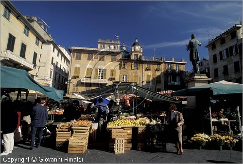 ITALY - LIGURIA - CHIAVARI (GE) - Piazza Mazzini con il mercato