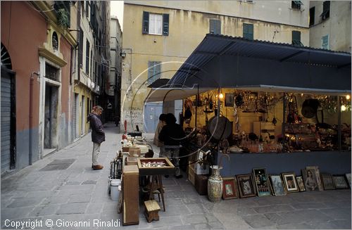 ITALY - LIGURIA - GENOVA - tra i tipici carrugi presso il porto