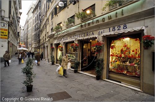 ITALY - LIGURIA - GENOVA - tra i tipici carrugi presso il porto