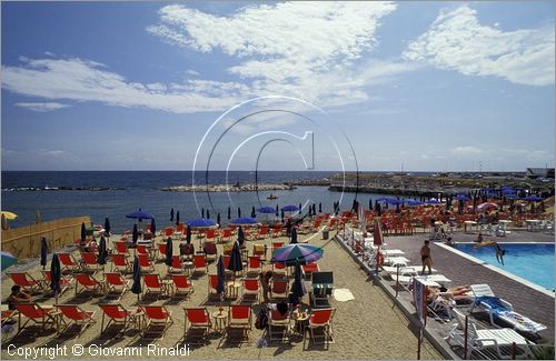 ITALY - LIGURIA - IMPERIA (ONEGLIA) - la spiaggia