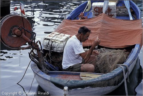 ITALY - LIGURIA - IMPERIA (ONEGLIA) - un pescatore nel porto