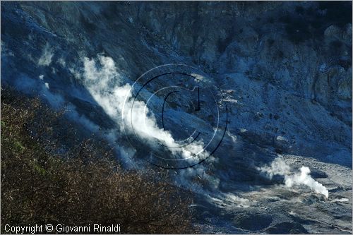 ITALY - POZZUOLI (NA) - La Solfatara - il vulcano Solfatara dal cratere ellittico (770 per 580 metri) risale a 4000 anni fa ed  l'unico dei Campi Flegrei ancora attivo con impressionanti manifestazioni fumaroliche - la Bocca Grande  la principale fumarola