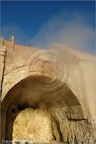 ITALY - POZZUOLI (NA) - La Solfatara - Le Stufe sono due antiche grotte scavate alla fine dell'800 per creare sudatorii naturali e successivamente rivestite in muratura, le due cavit si chiamarono "Purgatorio" e "Inferno" per le alte temperature che raggiungevano (60 e 90 gradi)