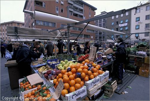 ITALY - TUSCANY - TOSCANA - LIVORNO - mercato alimentare nel centro