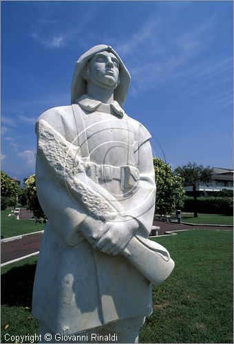 ITALY - TUSCANY - TOSCANA - Forte dei Marmi (LU) - monumento