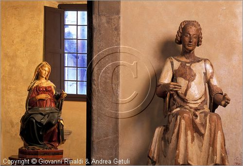 ITALY - ANGHIARI (AR) - Museo Statale di Palazzo Taglieschi - statua in legno di Madonna del XV secolo di ignoto scultore umbro-toscano. Dietro a sinistra Vergine di Jacopo della Quercia