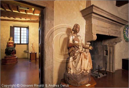 ITALY - ANGHIARI (AR) - Museo Statale di Palazzo Taglieschi - statua in legno di Madonna del XV secolo di ignoto scultore umbro-toscano. Dietro a sinistra Vergine di Jacopo della Quercia