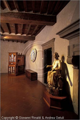 ITALY - ANGHIARI (AR) - Museo Statale di Palazzo Taglieschi - statua in legno di Madonna del XV secolo di ignoto scultore umbro-toscano. Dietro a sinistra Organo positivo del XVI secolo proveniente dalla chiesa di Santo Stefano