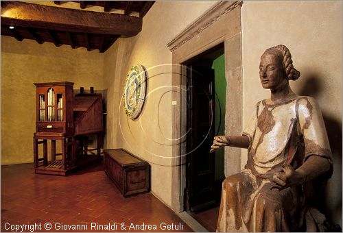 ITALY - ANGHIARI (AR) - Museo Statale di Palazzo Taglieschi - statua in legno di Madonna del XV secolo di ignoto scultore umbro-toscano. Dietro a sinistra Organo positivo del XVI secolo proveniente dalla chiesa di Santo Stefano