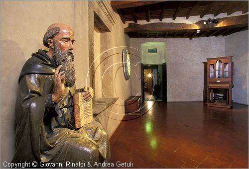 ITALY - ANGHIARI (AR) - Museo Statale di Palazzo Taglieschi - statua in legno di Sant'Antonio Abate di ignoto scultore toscano del XV secolo. Dietro a destra Organo positivo del XVI secolo proveniente dalla chiesa di Santo Stefano