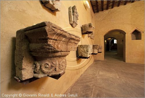 ITALY - ANGHIARI (AR) - Museo Statale di Palazzo Taglieschi - Sala III - Frammenti locali di varie epoche, in primo piano capitello del XVI secolo proveniente dalla Villa Maraville di Anghiari