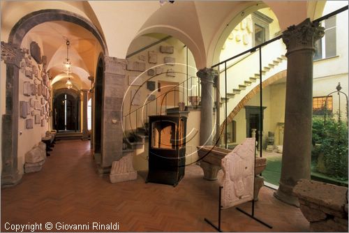 ITALY - AREZZO
Casa Museo Ivan Bruschi
piano terra: Lapidario
veduta della sala, a destra il Cortile del Pozzo