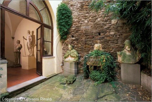 ITALY - AREZZO
Casa Museo Ivan Bruschi
piano terra: Cortile delle Vasche, che si apre dalla sala degli Imperatori