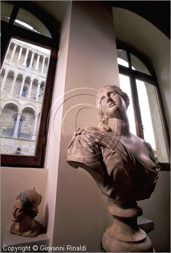 ITALY - AREZZO
Casa Museo Ivan Bruschi
secondo piano terra: Sala del Camino
busto in marmo scolpito (ambito Italia centrale, XVII secolo)
dalla finestra si scorge la facciata della Pieve di Santa Maria