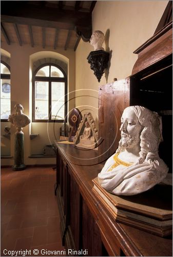 ITALY - AREZZO
Casa Museo Ivan Bruschi
secondo piano terra: Sala del Camino
busto del Redentore in terracotta invetriata di Giovanni della Robbia (primo quarto del XVI secolo)