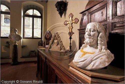 ITALY - AREZZO
Casa Museo Ivan Bruschi
secondo piano terra: Sala del Camino
busto del Redentore in terracotta invetriata di Giovanni della Robbia (primo quarto del XVI secolo)