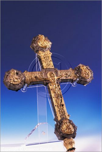 ITALY - AREZZO
Casa Museo Ivan Bruschi
croce astile in legno e rame dorato (prima met XVI secolo) sulla parete Cristo in croce in legno scolpito (prima met del XVI secolo)
