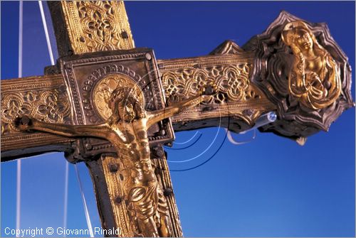 ITALY - AREZZO
Casa Museo Ivan Bruschi
croce astile in legno e rame dorato (prima met XVI secolo) sulla parete Cristo in croce in legno scolpito (prima met del XVI secolo)