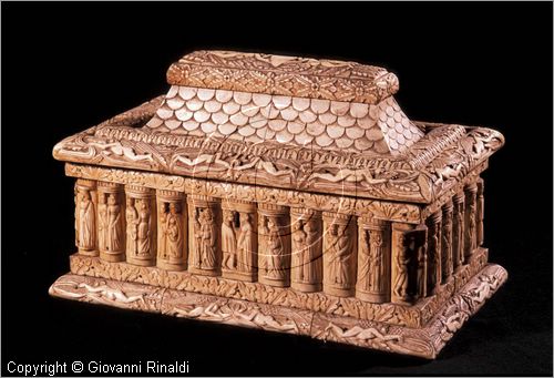 ITALY - AREZZO
Casa Museo Ivan Bruschi
cofanetto in legno e osso scolpito a rilievo (produzione Italia settentrionale, met XV secolo)