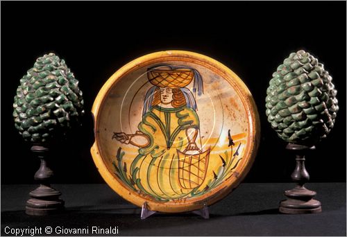 ITALY - AREZZO
Casa Museo Ivan Bruschi
bacino in ceramica smaltata (Montelupo, fine XVI- inizio XVII secolo) e pigne decorative di Deruta (fine XVI secolo)
