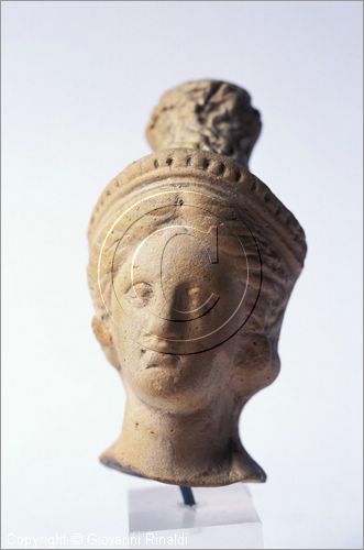 ITALY - COSENZA
Museo Civico Archeologico
testina in terracotta proveniente dalla necropoli in localit Pantoni di et ellenistica