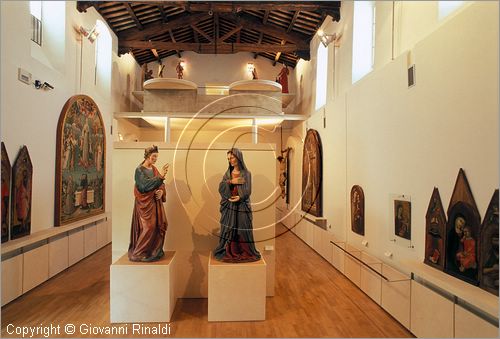 ITALY - MONTALCINO (SI) - Museo Civico e Diocesano d'Arte Sacra: sala B - al centro statue dell'Annunciazione (Maestro del Crocifisso dei Disciplinari - seconda met del '300)