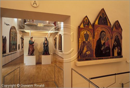 ITALY - MONTALCINO (SI) - Museo Civico e Diocesano d'Arte Sacra: sala A - a destra tavola dipinta di pittore duccesco (primi del '300) - di scorcio la sala B con le statue lignee dell'Annunciazione del Maestro del Crocifisso dei Disciplinari (seconda met del '300)