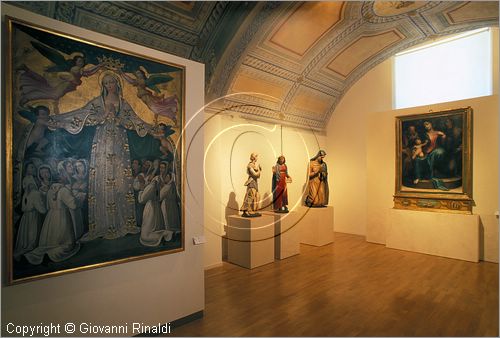 ITALY - MONTALCINO (SI) - Museo Civico e Diocesano d'Arte Sacra: sala D - veduta della sala con sculture in legno  del Cafaggi e quadro di Vincenzo Tamagni (1492-1530)