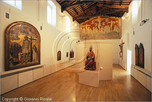 ITALY - MONTALCINO (SI) - Museo Civico e Diocesano d'Arte Sacra: sala B - al centro la statua lignea di San Pietro di Francesco Valdambrino ('400) - il museo  stato ricavato negli antichi locali del convento di Sant'Agostino