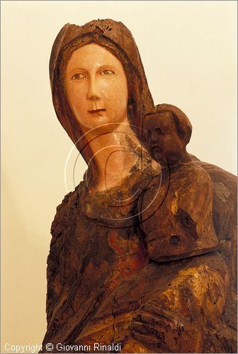 ITALY - MONTALCINO (SI) - Museo Civico e Diocesano d'Arte Sacra: sala M - Madonna col Bambino (legno intagliato e dipinto da scultore senese della metà del '300)
