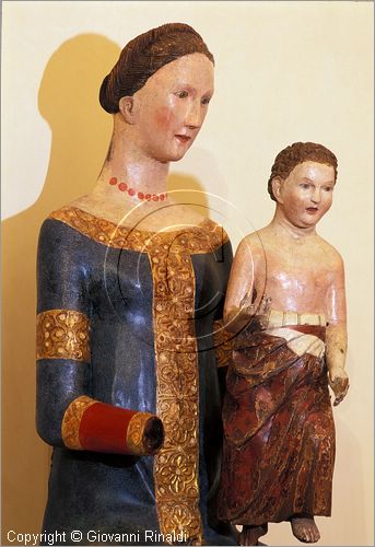 ITALY - MONTALCINO (SI) - Museo Civico e Diocesano d'Arte Sacra: sala A: Madonna col Bambino (legno intagliato e dipinto della seconda met del '300 da Angelo di Nalduccio?)