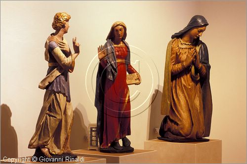 ITALY - MONTALCINO (SI) - Museo Civico e Diocesano d'Arte Sacra: sala D - statue in legno intagliato e dipinto di Angelo Annunciante, Vergine Annunciata e Madonna Adorante