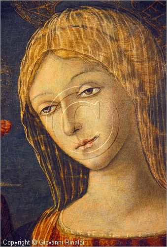 ITALY - MONTALCINO (SI) - Museo Civico e Diocesano d'Arte Sacra: sala D: Madonna col Bambino e due Angeli (tempera su tavola di Guidoccio Cozzarelli - 1450-1517) - particolare del volto