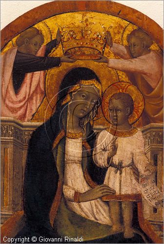 ITALY - MONTALCINO (SI) - Museo Civico e Diocesano d'Arte Sacra: sala D: Madonna col Bambino incoronata da due Angeli (tempera su tavola di Pellegrino di Mariano Rossini?)