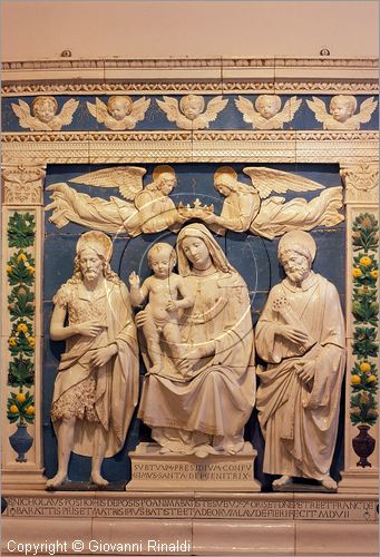 ITALY - MONTALCINO (SI) - Museo Civico e Diocesano d'Arte Sacra: sala D: Madonna col Bambino Incoronata da due Angeli (terracotta invetriata di Andrea della Robbia)