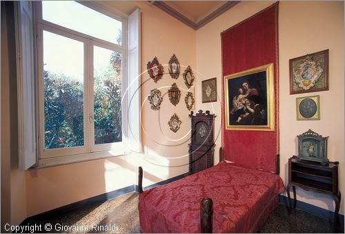 ITALY - NERVI (GE) - Museo Giannettino Luxoro - la stanza da letto, con acquasantiere in ceramica e in argento