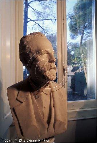 ITALY - NERVI (GE) - Museo Giannettino Luxoro - salottino attiguo al salone delle feste. un busto