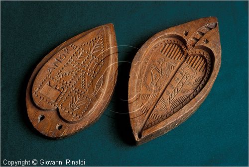 ITALY - PALMI (RC) - Museo Calabrese di etnografia e Folklore "Raffaele Corso" - stampi in legno per dolci scolpiti da pastori