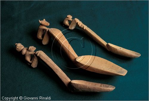 ITALY - PALMI (RC) - Museo Calabrese di etnografia e Folklore "Raffaele Corso" - cucchiai in legno scolpiti da pastori