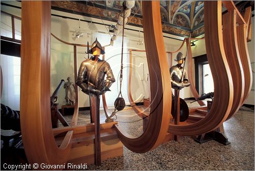 ITALY - Genova Pegli - Museo Navale - Salone degli Argonauti con l'ossatura (chiglia e ordinate) del Navis, nave mediterranea rinascimentale - all'interno una armatura del XVI secolo