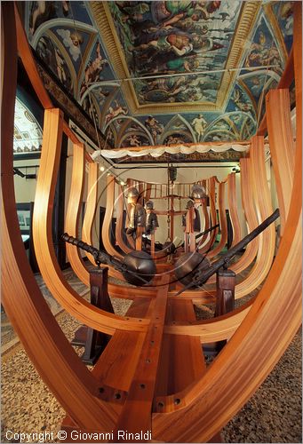 ITALY - Genova Pegli - Museo Navale - Salone degli Argonauti con l'ossatura (chiglia e ordinate) del Navis, nave mediterranea rinascimentale - all'interno spingarde ed armature del XVI secolo
