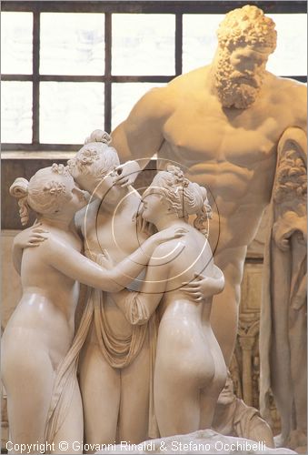 ITALY - PERUGIA - Museo dell'Accademia - Gipsoteca - copia in gesso da originale delle Tre Grazie del Canova - dietro Ercole in riposo