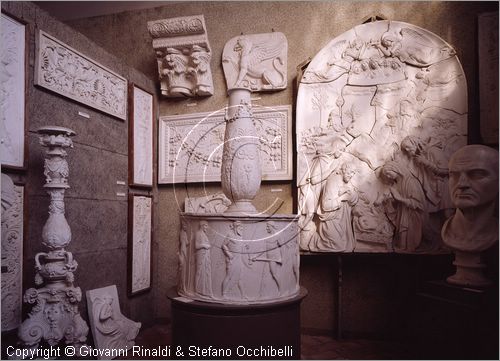 ITALY - PERUGIA - Museo dell'Accademia - Gipsoteca - in primo piano il calco di una fontana romana con divinit olimpiche e dietro un presepe in terracotta da della Robbia
