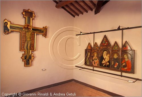 ITALY - PIENZA (SI) - Museo Diocesano d'Arte Sacra - sala 1: a sinistra Crocifisso (Segna di Buonaventura - 1315-1320), a destra polittico (bottega di Ugolino di Nerio - 1320)