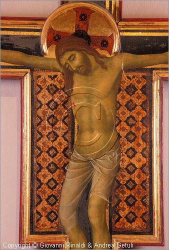 ITALY - PIENZA (SI) - Museo Diocesano d'Arte Sacra - sala 1: Crocifisso proveniente dalla chiesa di San Francesco a Pienza (tempera su tavola di Segna di Buonaventura - documentato a Siena dal 1298 al 1327)