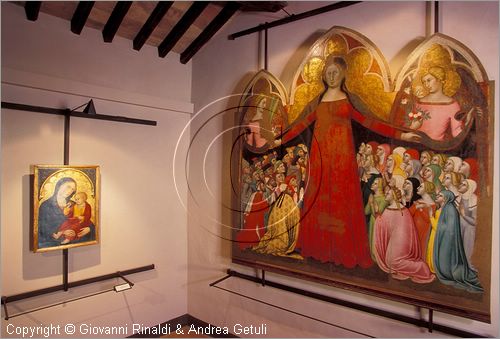 ITALY - PIENZA (SI) - Museo Diocesano d'Arte Sacra - sala 2: La grande tavola della Madonna della Misericordia (Bartolo di fredi - 1364) e a sinistra Madonna col Bambino di Andrea di bartolo (1410)