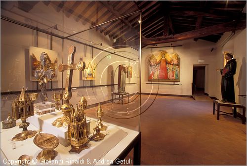 ITALY - PIENZA (SI) - Museo Diocesano d'Arte Sacra - sala 2: veduta della sala con in fondo la grande tavola della Madonna della Misericordia (Bartolo di fredi - 1364), al centro vetrina con oreficeria senese del '400