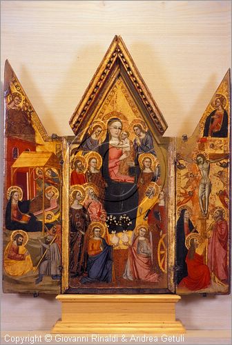 ITALY - PIENZA (SI) - Museo Diocesano d'Arte Sacra - sala 2: Tabernacolo con Madonna col Bambino e Santi, nelle ante Adorazione dei pastori, Crocifissione e nelle cuspidi Annunciazione (pittore fiorentino della fine del '300)
