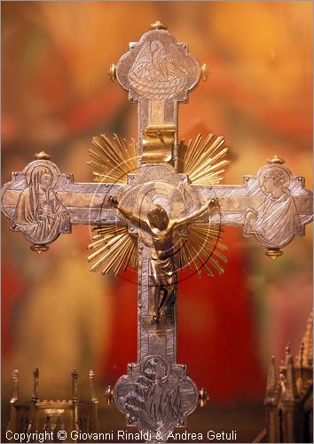 ITALY - PIENZA (SI) - Museo Diocesano d'Arte Sacra - sala 2: Croce in rame argentato inciso, e stampato, bronzo fuso dorato, ottone sbalzato e dorato (orafo senese della prima met del '400)