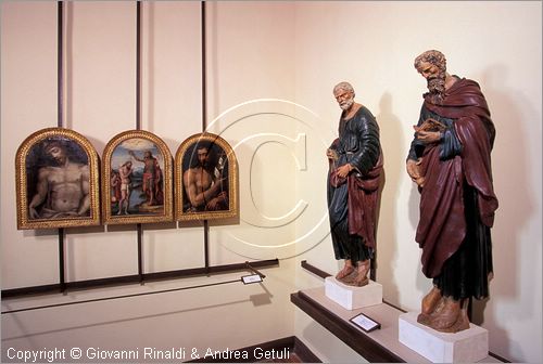 ITALY - PIENZA (SI) - Museo Diocesano d'Arte Sacra - sala 7: statue lignee di San Pietro e San Paolo di scultore senese della prima met del '500 (attribuito a Giovanni Andrea Galletti) e testata di bara attribuita a Lorenzo Brazzi detto il Rustico